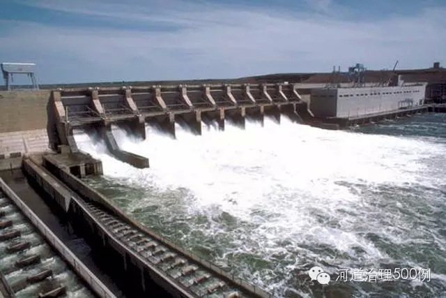 修建水电站调控水位、水量