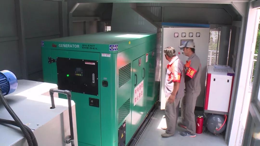 洱海蓝藻大爆发?打捞队员集体大出动除藻! 洱海蓝藻大爆发?打捞队员集体大出动除藻!